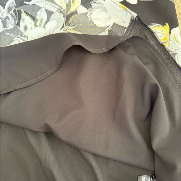 White House Black Market - Black Floral Print Skirt - Full and Flowy! Size 00 - Picture 6 of 8